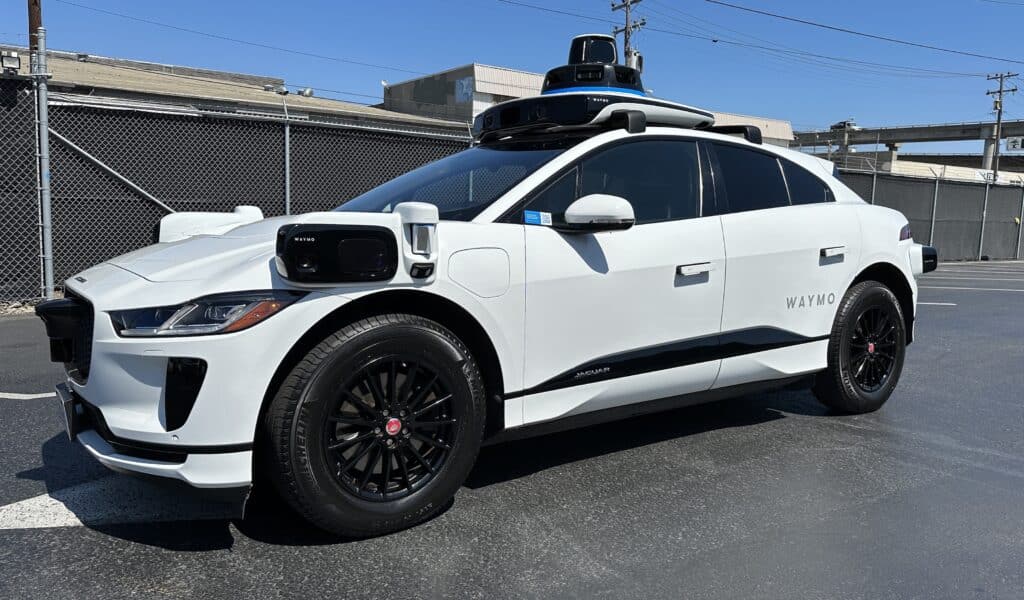 搭载多类传感器的 Waymo 自动驾驶车辆