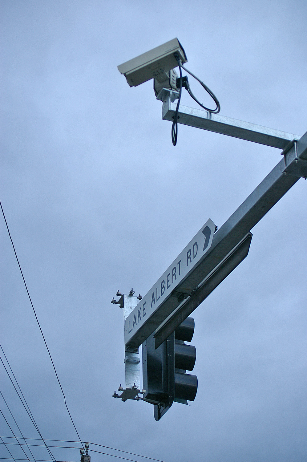 道路交通摄像头安装在路口上方